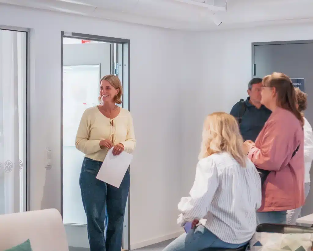 Karin talar inför sina kollegor på Pingday